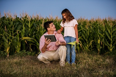 Productor de maíz con su hija